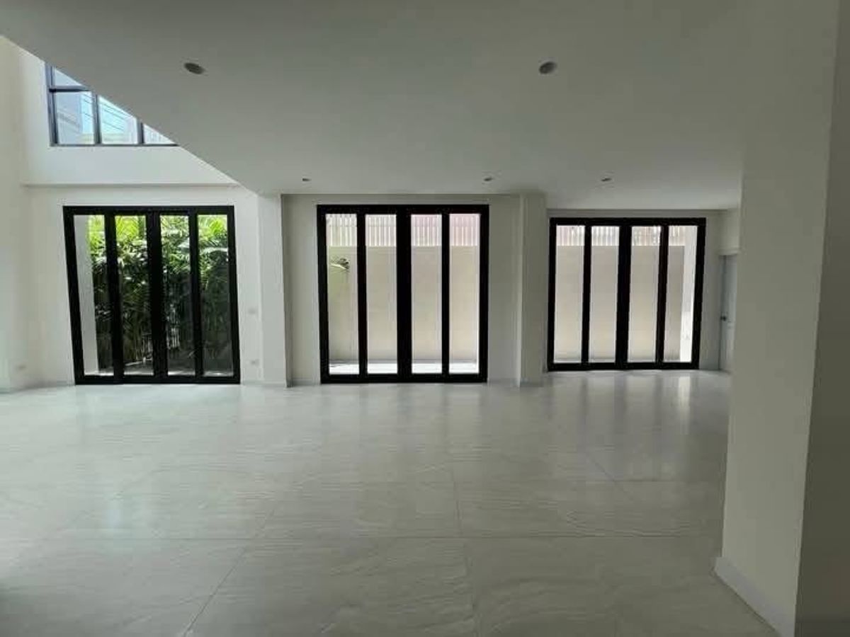 For SaleTownhomeSathorn, Narathiwat : 📢👇 Luxury 4-Storey Corner Townhome (2 Units) with Private Elevator.Located in the heart of Sathorn’s prime business district, connecting Narathiwas–Nonsi 22. Surrounded by international schools, shopping malls, and BTS/BRT access. 