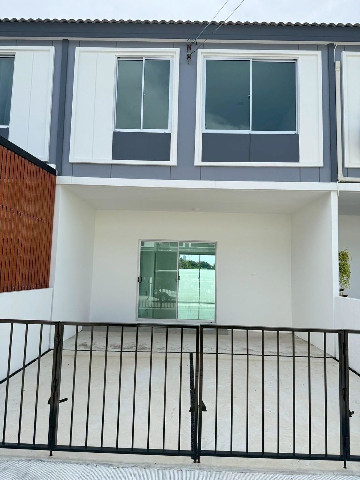 ให้เช่าทาวน์โฮมสมุทรปราการ สำโรง : ให้เช่าทาวน์โฮม 2 ชั้น บ้านพฤกษา ศรีนครินทร์ – บางนา ขนาดที่ดินเริ่มต้น 16 ตารางวา 3 ห้องนอน ตำบลบางเมือง อำเภอเมืองสมุทรปราการ จังหวัดสมุทรปราการ