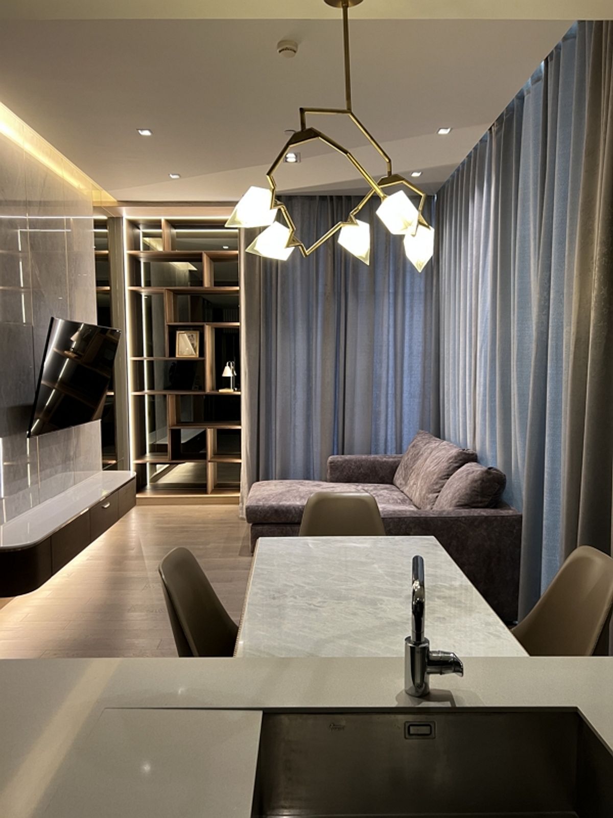 ให้เช่าคอนโดวิทยุ ชิดลม หลังสวน : ให้เช่าห้อง 28 ชิดลม  ห้องมุม 2 นอน สไตล์ contemporary ใกล้ BTS ชิดลม