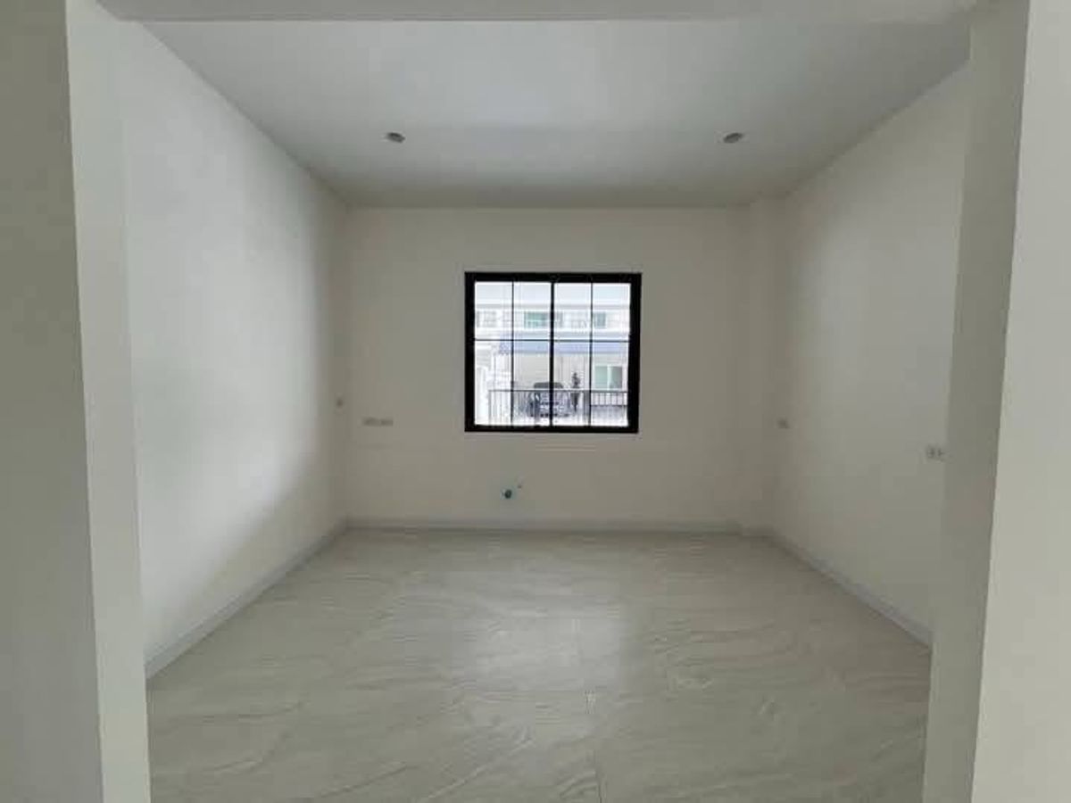 For SaleTownhomeSathorn, Narathiwat : 📢👇 Luxury 4-Storey Corner Townhome (2 Units) with Private Elevator.Located in the heart of Sathorn’s prime business district, connecting Narathiwas–Nonsi 22. Surrounded by international schools, shopping malls, and BTS/BRT access. 