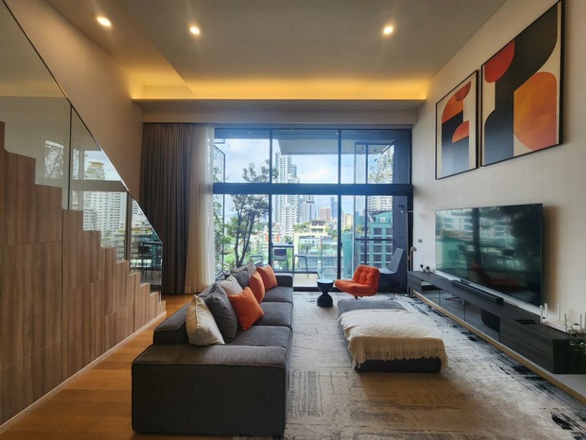 ให้เช่าคอนโดสุขุมวิท อโศก ทองหล่อ : Bright Stylish 3BR Duplex Low Floor, Double Height Living Room, Fully Furnished in Sukhumvit 31