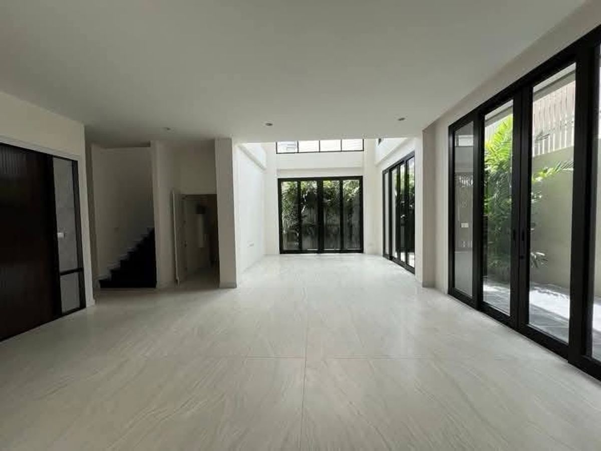 For SaleTownhomeSathorn, Narathiwat : 📢👇 Luxury 4-Storey Corner Townhome (2 Units) with Private Elevator.Located in the heart of Sathorn’s prime business district, connecting Narathiwas–Nonsi 22. Surrounded by international schools, shopping malls, and BTS/BRT access. 