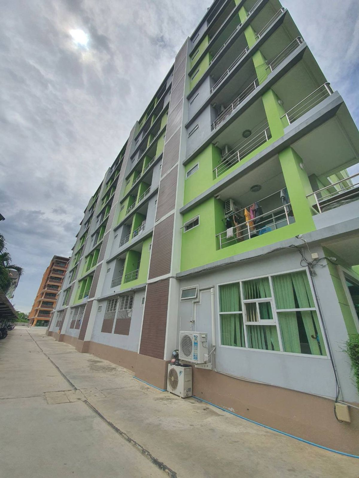 For SaleHotel&Apartment BusinessNakhon Pathom : Selling a dormitory in front of Kasetsart University, Kamphaeng Saen 2, 2 rai 1 work, 68 sq. W. 226, with a rental area in front of the building 1, the best location on the road in front of Kasetsart University, 100% full of years.