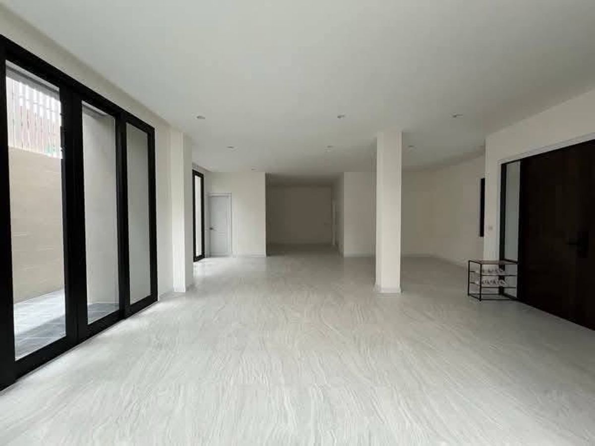 For SaleTownhomeSathorn, Narathiwat : 📢👇 Luxury 4-Storey Corner Townhome (2 Units) with Private Elevator.Located in the heart of Sathorn’s prime business district, connecting Narathiwas–Nonsi 22. Surrounded by international schools, shopping malls, and BTS/BRT access. 