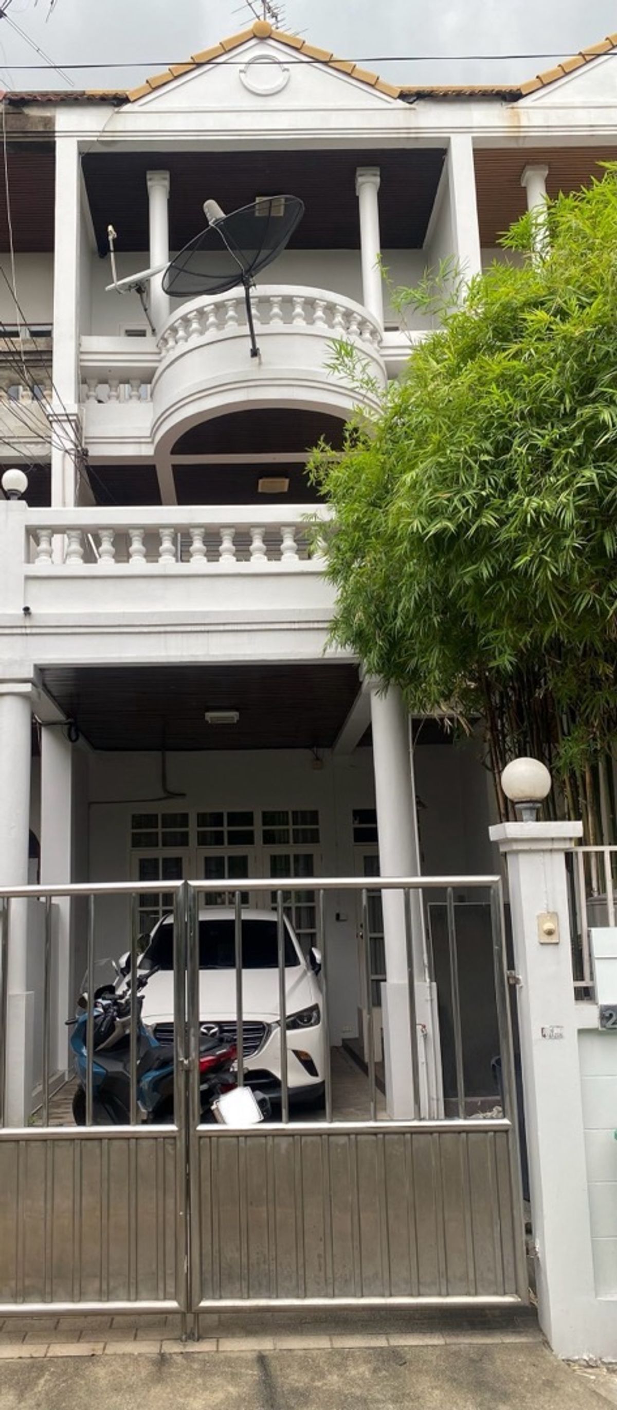 For RentTownhomeRatchadapisek, Huaikwang, Suttisan : 3-story townhouse with beautiful decorative furniture for rent in Ratchadaphisek-Phahonyothin area near Major Cineplex Ratchayothin