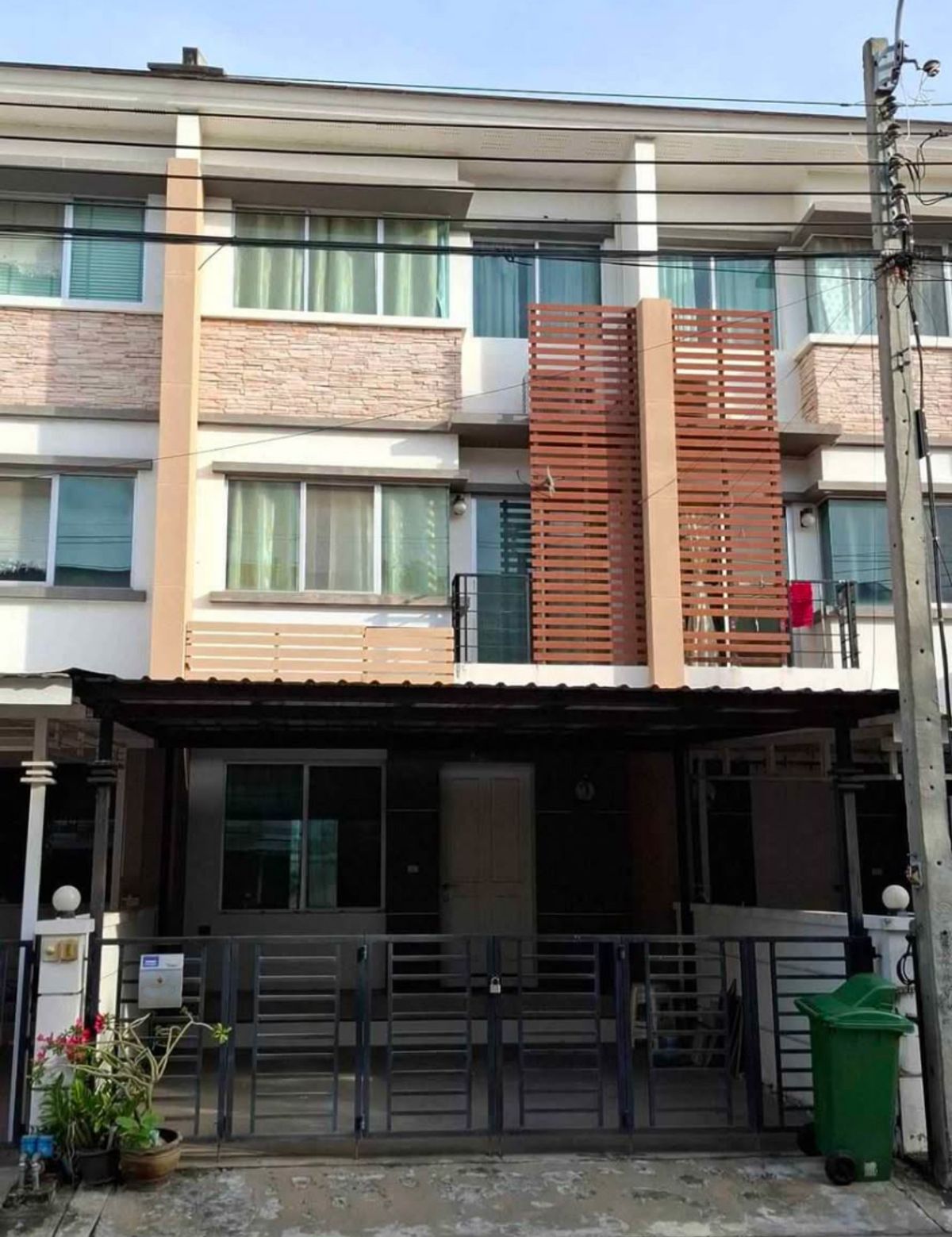 ให้เช่าทาวน์โฮมสมุทรปราการ สำโรง : ให้เช่าทาวน์โฮม หมู่บ้านทาวน์พลัส เทพารักษ์ กม.11 ใกล้โฮมโปรสุวรรณภูมิ, ตลาดหัวถนนเทพารักษ์