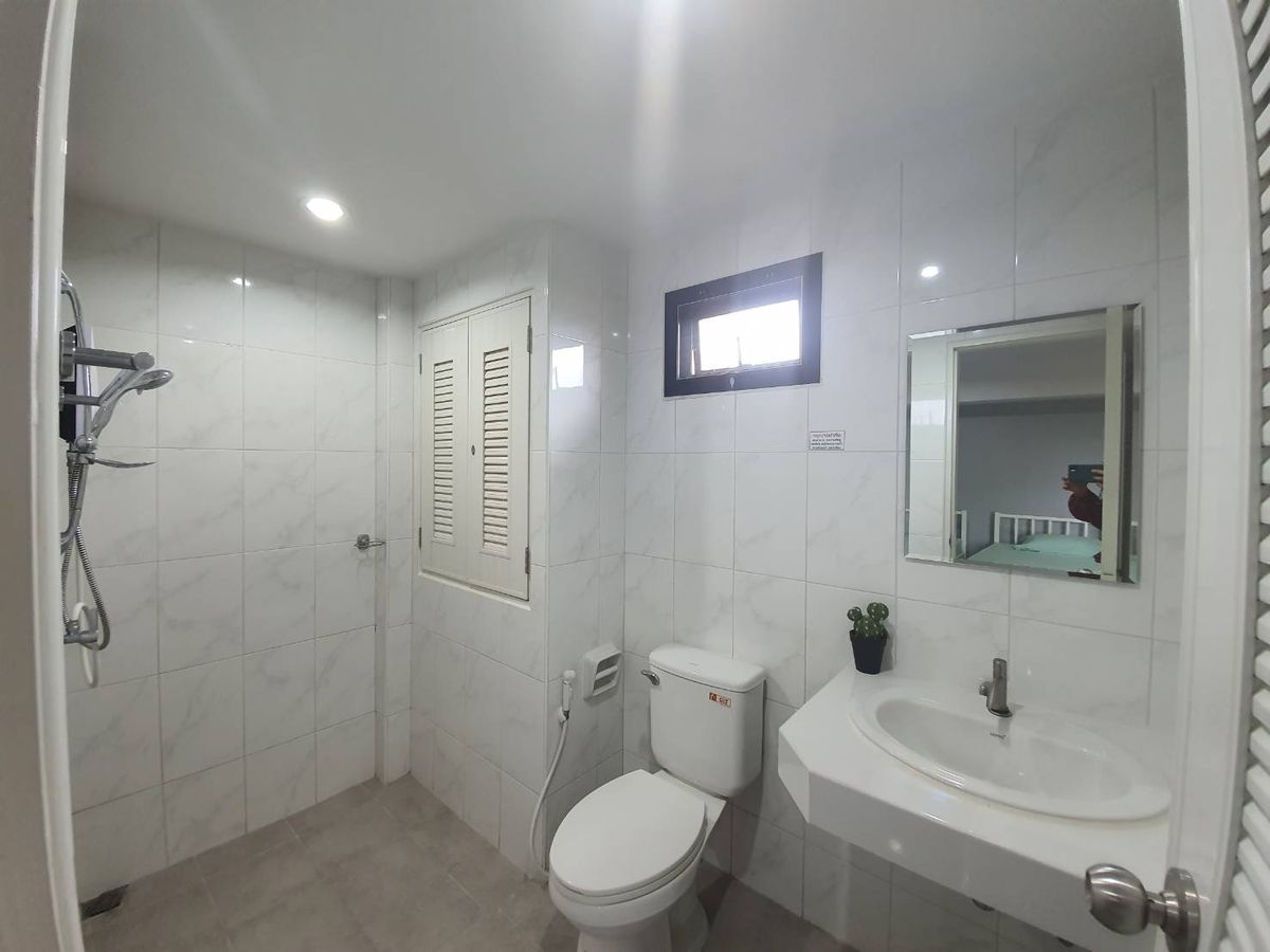 For SaleHotel&Apartment BusinessNakhon Pathom : Selling a dormitory in front of Kasetsart University, Kamphaeng Saen 2, 2 rai 1 work, 68 sq. W. 226, with a rental area in front of the building 1, the best location on the road in front of Kasetsart University, 100% full of years.