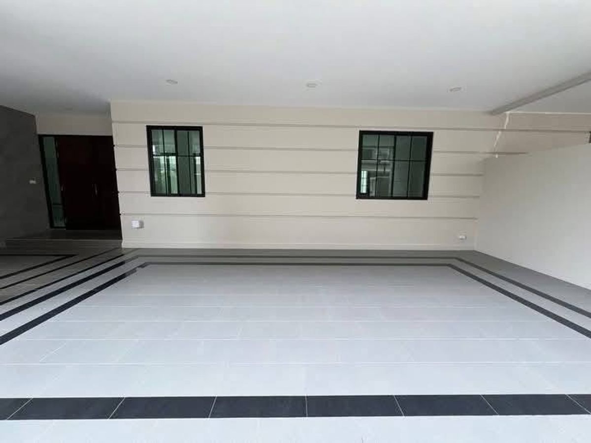For SaleTownhomeSathorn, Narathiwat : 📢👇 Luxury 4-Storey Corner Townhome (2 Units) with Private Elevator.Located in the heart of Sathorn’s prime business district, connecting Narathiwas–Nonsi 22. Surrounded by international schools, shopping malls, and BTS/BRT access. 