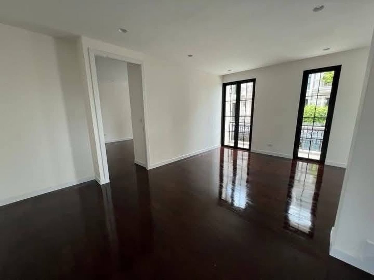 For SaleTownhomeSathorn, Narathiwat : 📢👇 Luxury 4-Storey Corner Townhome (2 Units) with Private Elevator.Located in the heart of Sathorn’s prime business district, connecting Narathiwas–Nonsi 22. Surrounded by international schools, shopping malls, and BTS/BRT access. 