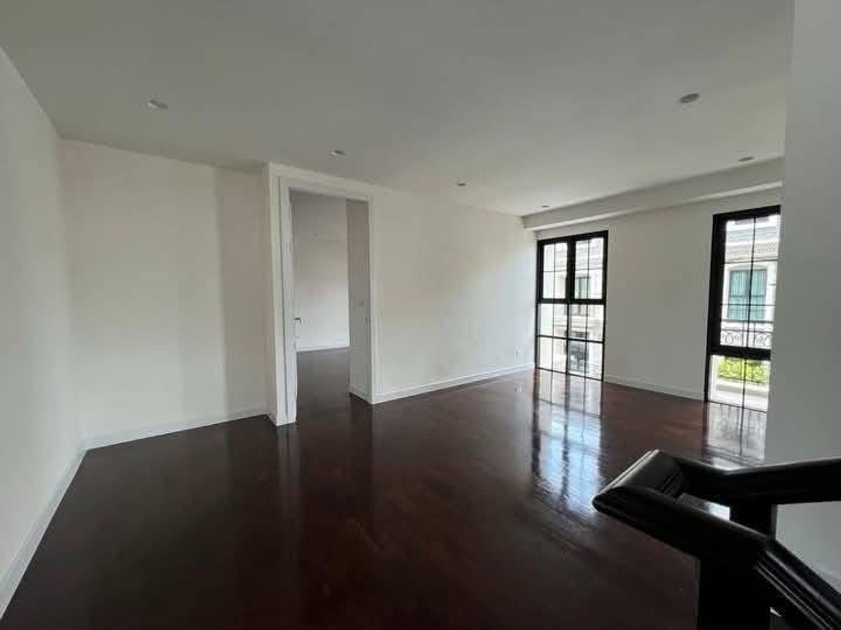 For SaleTownhomeSathorn, Narathiwat : 📢👇 Luxury 4-Storey Corner Townhome (2 Units) with Private Elevator.Located in the heart of Sathorn’s prime business district, connecting Narathiwas–Nonsi 22. Surrounded by international schools, shopping malls, and BTS/BRT access. 