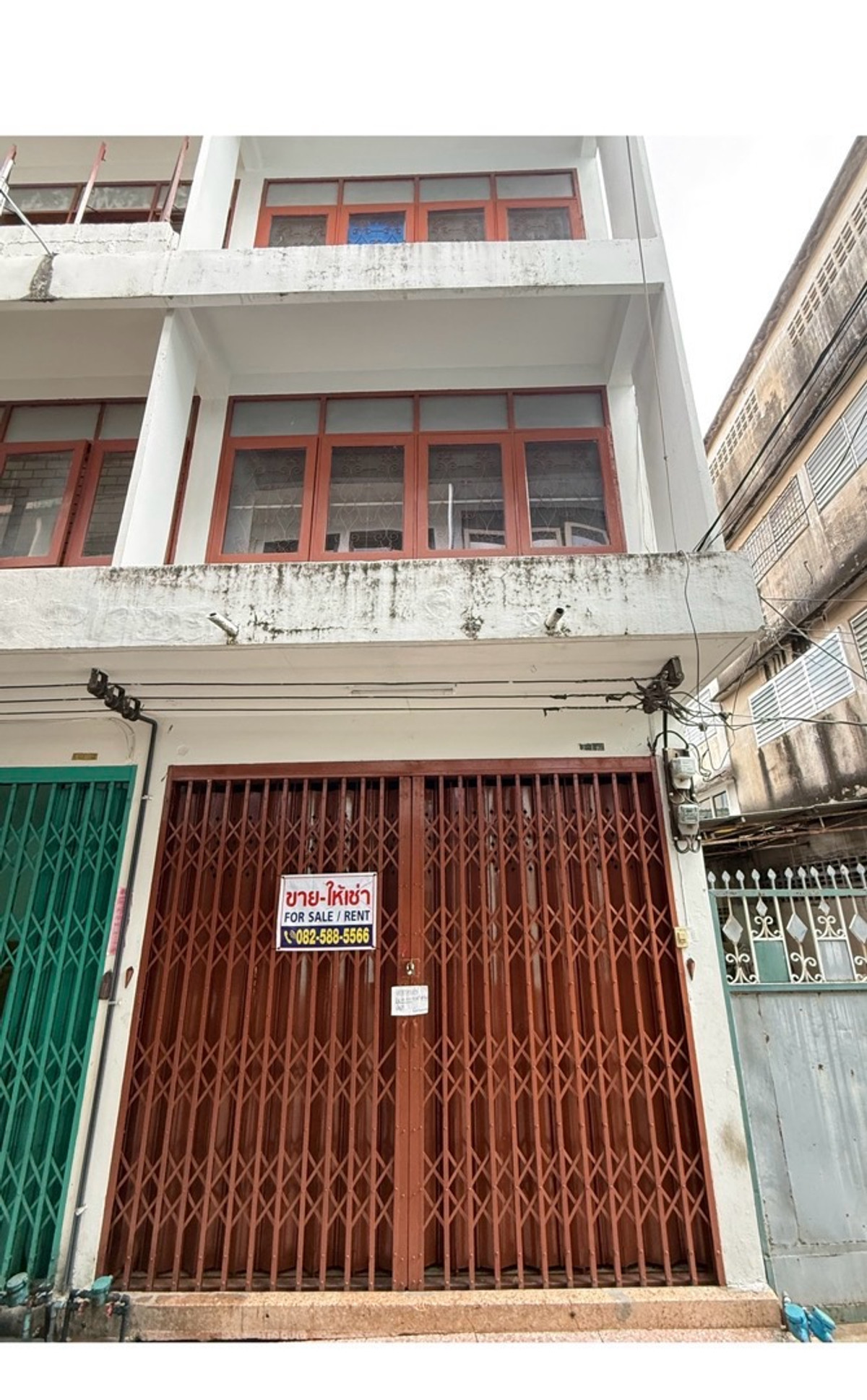 For SaleShop HouseSilom, Saladaeng, Bangrak : Sell ​​3 -storey commercial building, 2 booths in the heart of the city.