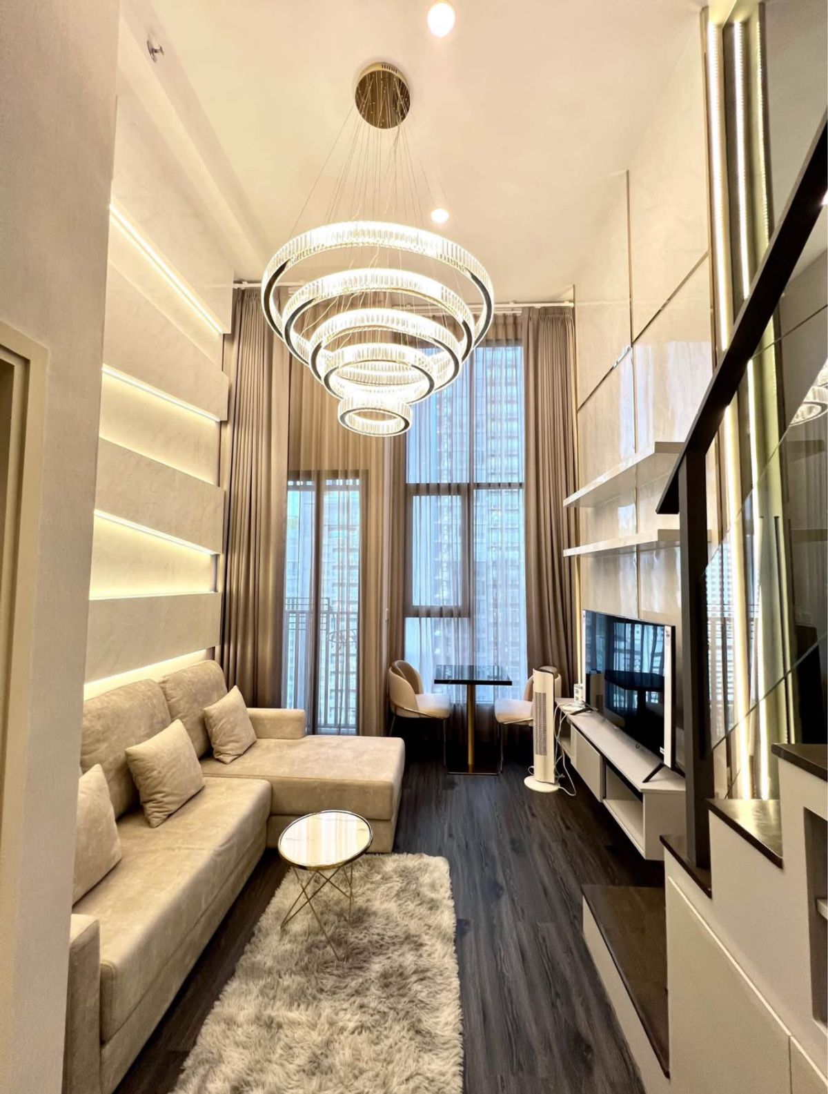ให้เช่าคอนโดพระราม 9 เพชรบุรีตัดใหม่ RCA : 🌟 Duplex บิ้วอินสวยหรูใจกลางพระราม9✨  🏙️Knightsbridge Space Rama9 Duplex   ☎️สนใจติดต่อ : 082-5425642 อาร์ม Line : 0825425642 WhatsApp : 0825425642   -1 bedroom 31 sqm  -23,000 บาท -ชั้น 17 - ล่วงหน้า 1 เดือน มัดจำ 2 เดือน ❌ ไม่อนุญาตให้เลี้ยงสัตว์  ☎️ส