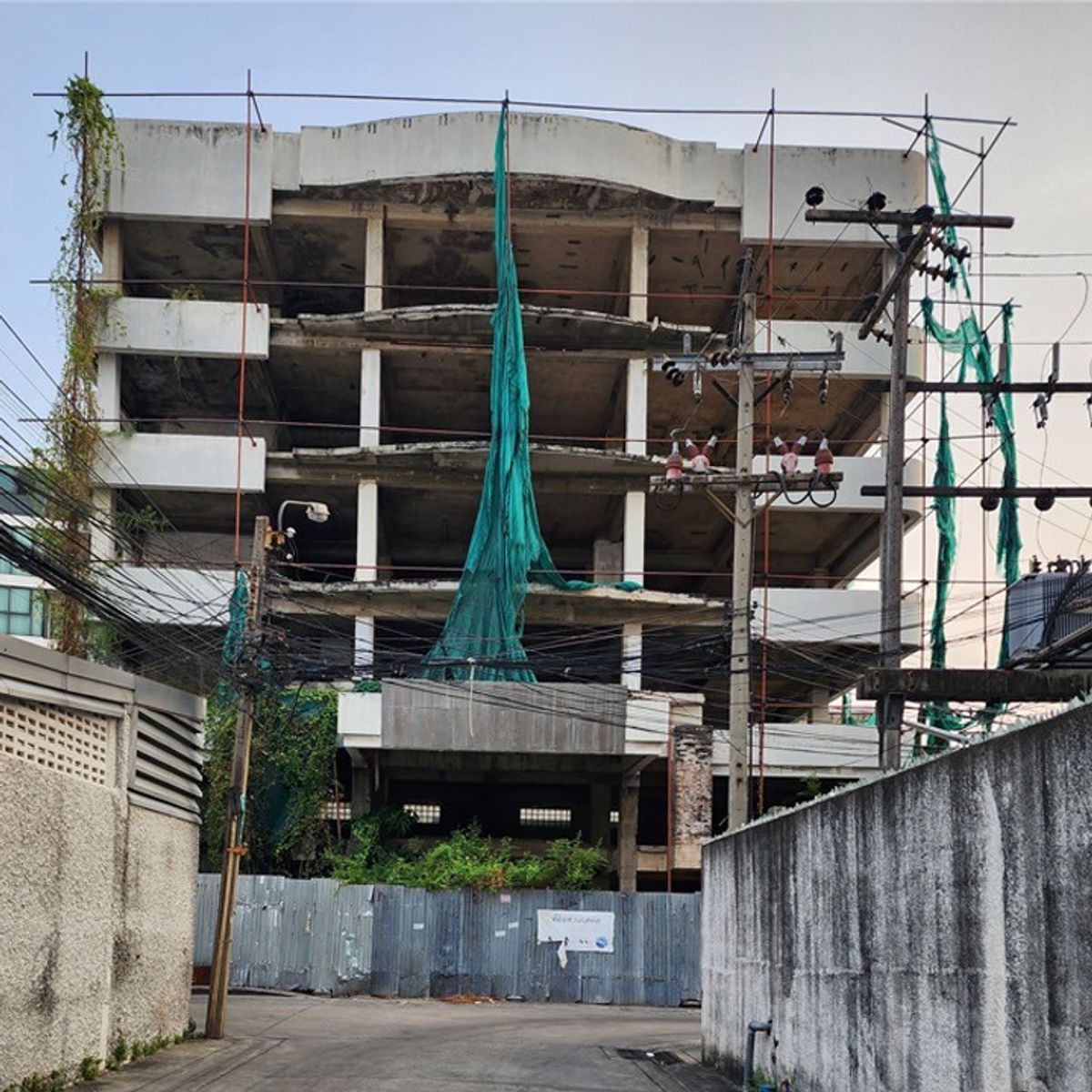 For SaleHome OfficeSukhumvit, Asoke, Thonglor : Land for sale 104 sq.who with 5 -story building, Sukhumvit 55, Soi Thonglor 25
