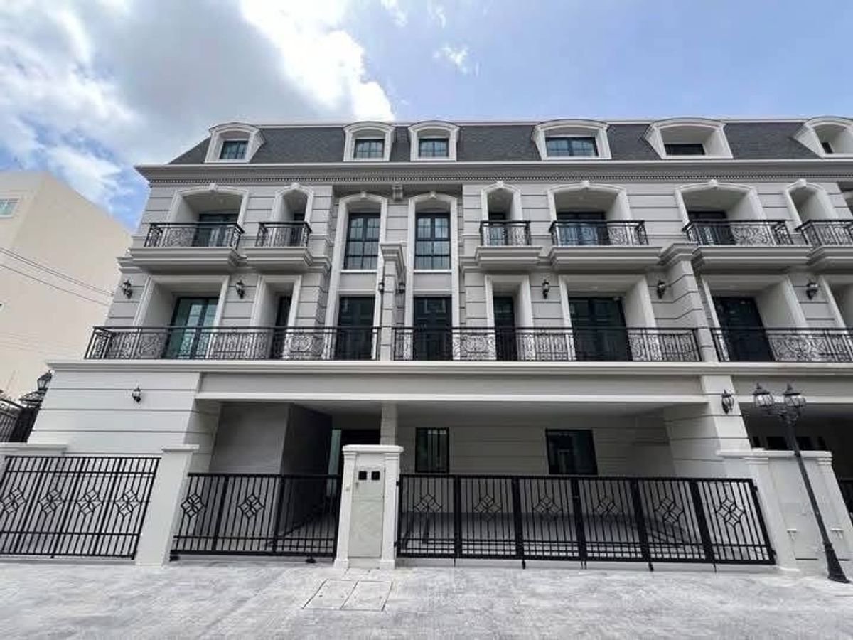 For SaleTownhomeSathorn, Narathiwat : 📢👇 Luxury 4-Storey Corner Townhome (2 Units) with Private Elevator.Located in the heart of Sathorn’s prime business district, connecting Narathiwas–Nonsi 22. Surrounded by international schools, shopping malls, and BTS/BRT access. 