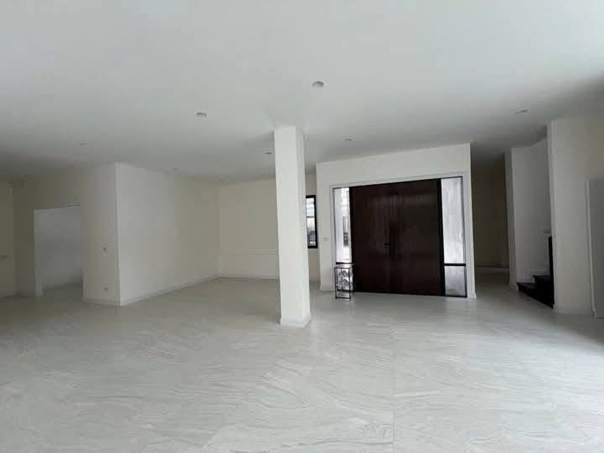 For SaleTownhomeSathorn, Narathiwat : 📢👇 Luxury 4-Storey Corner Townhome (2 Units) with Private Elevator.Located in the heart of Sathorn’s prime business district, connecting Narathiwas–Nonsi 22. Surrounded by international schools, shopping malls, and BTS/BRT access. 