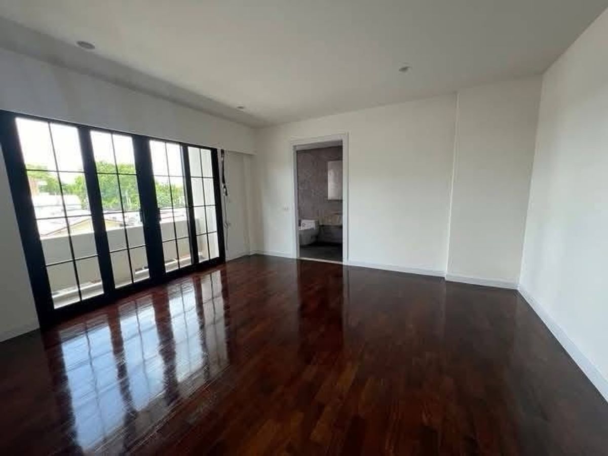 For SaleTownhomeSathorn, Narathiwat : 📢👇 Luxury 4-Storey Corner Townhome (2 Units) with Private Elevator.Located in the heart of Sathorn’s prime business district, connecting Narathiwas–Nonsi 22. Surrounded by international schools, shopping malls, and BTS/BRT access. 