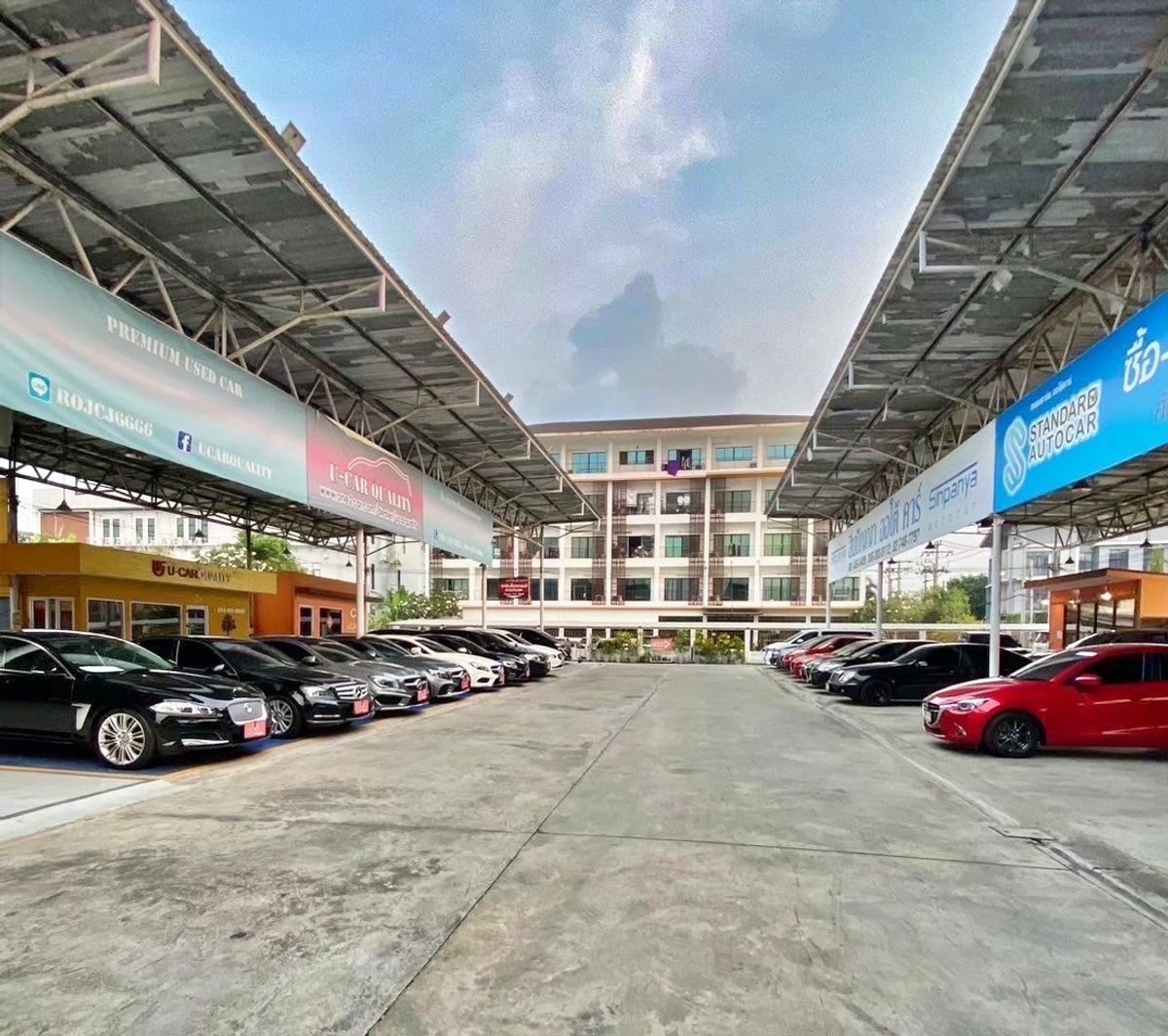 ให้เช่าร้านค้า/ตลาดนัดบางนา แบริ่ง ลาซาล : ให้เช่าเต็นท์รถ ไม่มีค่าเซ้ง ปากซอยลาซาล 53 พื้นที่ 200ตรม. พร้อมออฟฟิศ  ห้องน้ำส่วนตัว