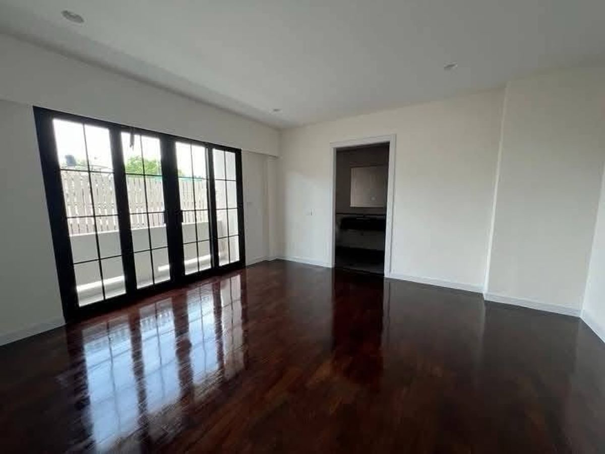 For SaleTownhomeSathorn, Narathiwat : 📢👇 Luxury 4-Storey Corner Townhome (2 Units) with Private Elevator.Located in the heart of Sathorn’s prime business district, connecting Narathiwas–Nonsi 22. Surrounded by international schools, shopping malls, and BTS/BRT access. 