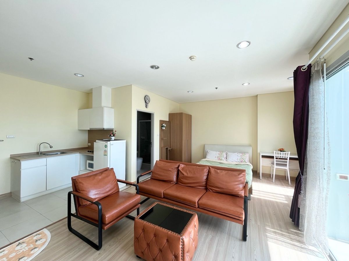 For RentCondoSapankwai,Jatujak : Spacious studio type at Intro Condominium Phayolyothin - Pradipat near the Saphan Khwai BTS BTS
