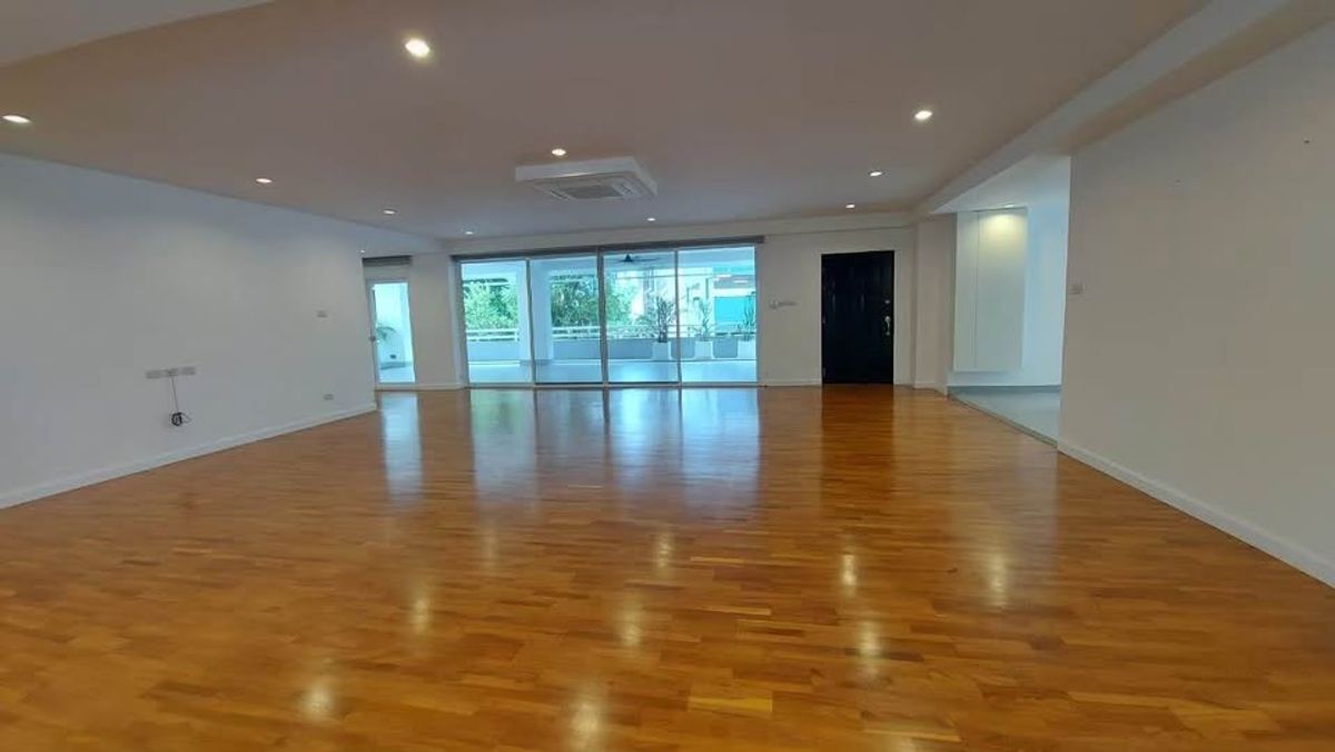 For RentCondoSukhumvit, Asoke, Thonglor : Pet-friendly 3-bedroom condo for rent in Thonglor Soi