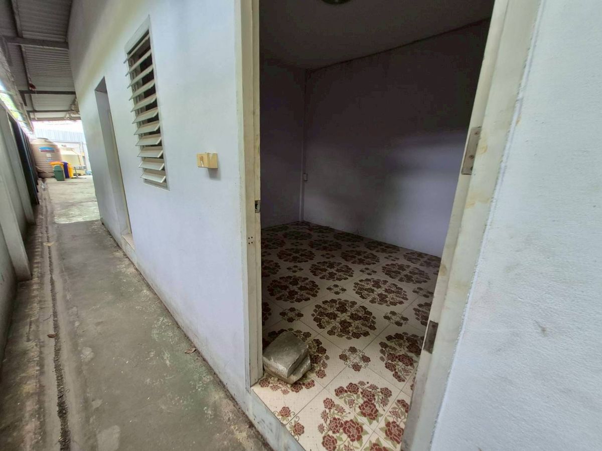 ให้เช่าโกดังมหาชัย สมุทรสาคร : ให้เช่า โรงงานขนาด1ไร่ พร้อมออฟฟิศ3ชั้น พื้นที่ใช้สอย 600 ตรม. โกดังพื้นที่ใช้สอย 750 ตรม.  ติดถนนใหญ่ เส้นสาย4 เพียง500เมตร 