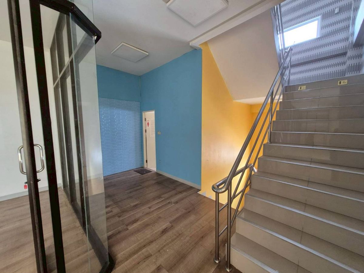 ให้เช่าโกดังมหาชัย สมุทรสาคร : ให้เช่า โรงงานขนาด1ไร่ พร้อมออฟฟิศ3ชั้น พื้นที่ใช้สอย 600 ตรม. โกดังพื้นที่ใช้สอย 750 ตรม.  ติดถนนใหญ่ เส้นสาย4 เพียง500เมตร 