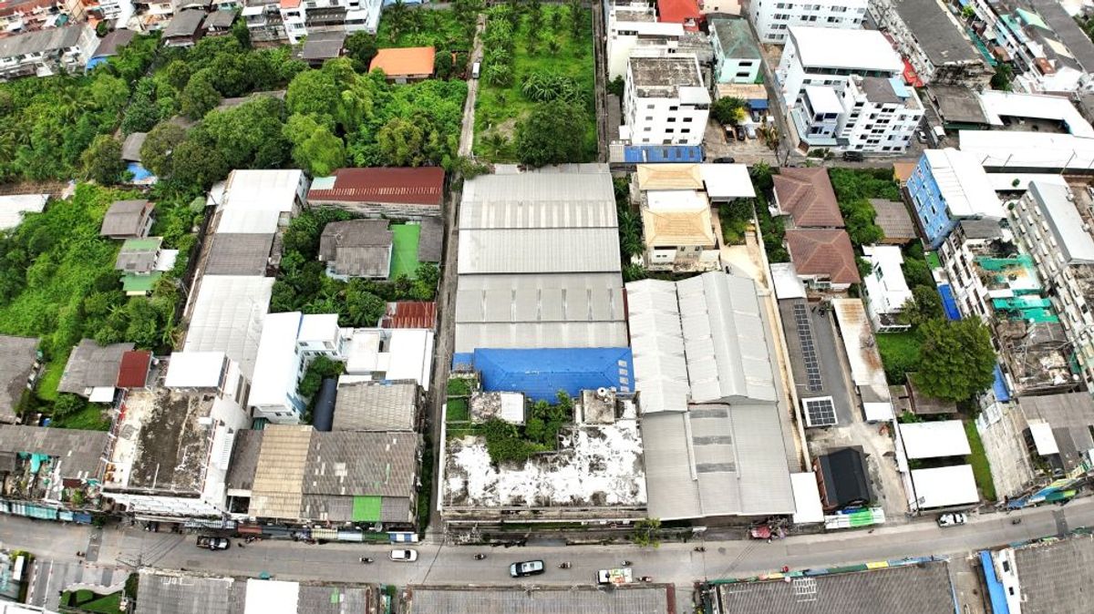 For SaleLandPinklao, Charansanitwong : Land for sale 3-0-7.6 rai, brown city planning, large plots in the heart of Bangkok, Charan 3 Road, near MRT, Tha Phra, Bangkok