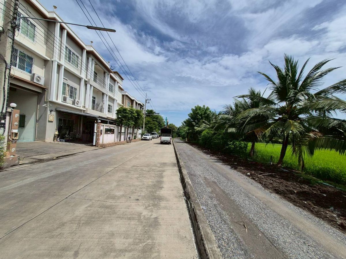 ให้เช่าโกดังมหาชัย สมุทรสาคร : ให้เช่า โรงงานขนาด1ไร่ พร้อมออฟฟิศ3ชั้น พื้นที่ใช้สอย 600 ตรม. โกดังพื้นที่ใช้สอย 750 ตรม.  ติดถนนใหญ่ เส้นสาย4 เพียง500เมตร 