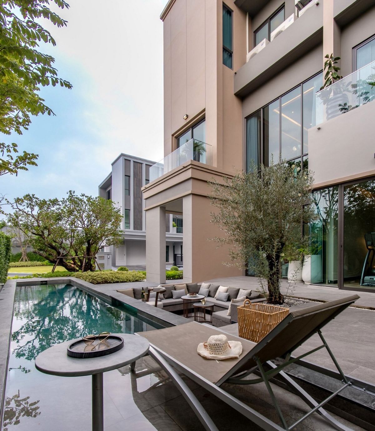 ขายบ้านลาดกระบัง สุวรรณภูมิ : บ้านเดี่ยว 3 ชั้น Grand Bangkok Boulevard Yard Bangna ใกล้เมกาบางนาและสนามบินสุวรรณภูมิ