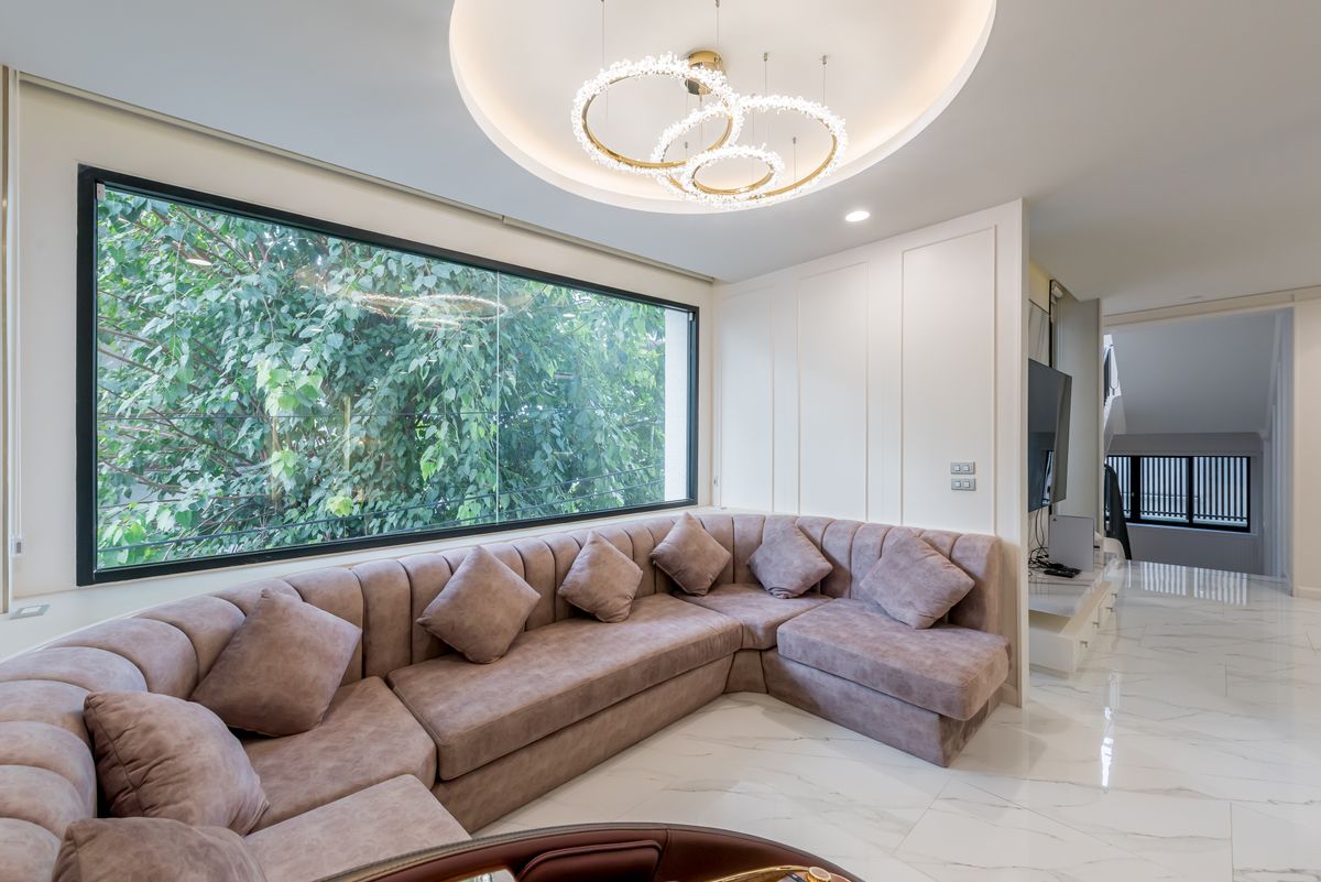 ขายทาวน์โฮมสาทร นราธิวาส : บ้านหรูบนถนนเจริญกรุง ขายถูกมาก ตกแต่งใหม่หมดทั้งหลังสไตล์ Modern  3 ชั้น 2 ห้องนั่งเล่น พร้อมลิฟต์และที่จอดรถ ใกล้ MRT หัวลำโพงและขึ้นทางด่วน 