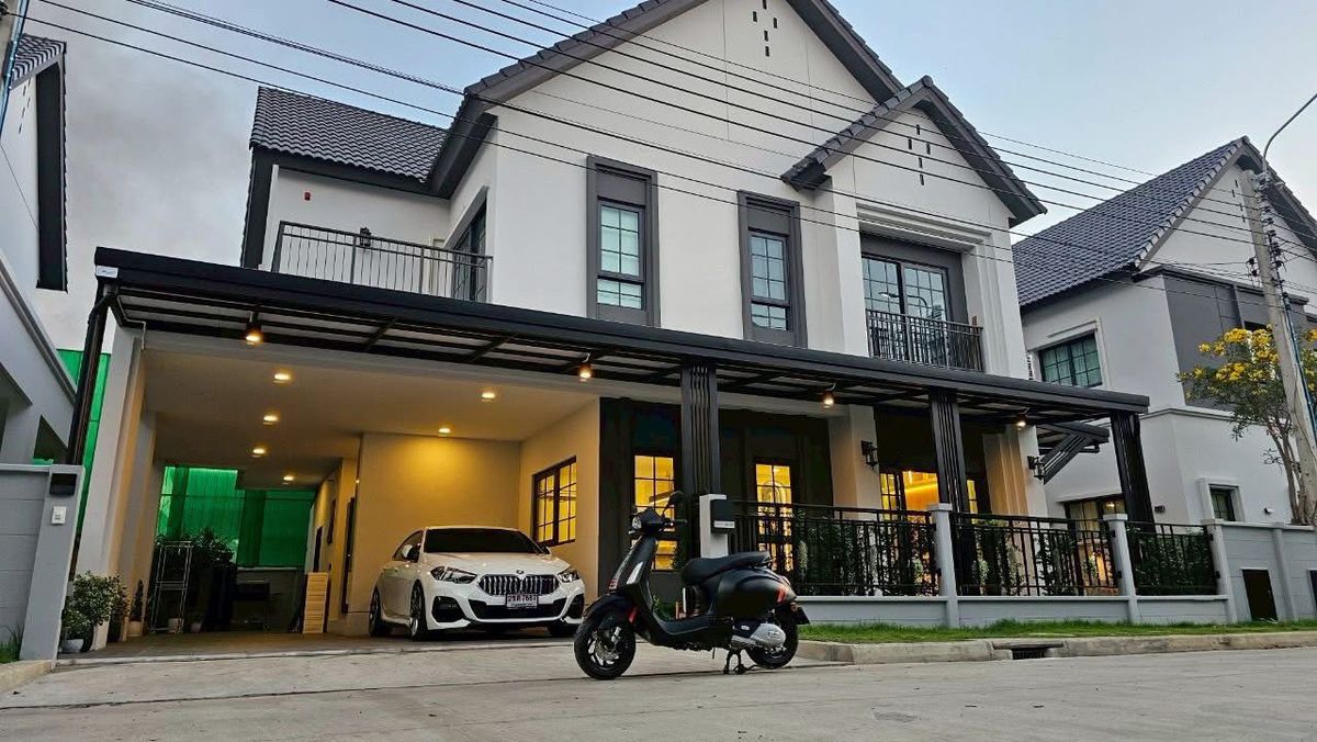 ขายบ้านบางนา แบริ่ง ลาซาล : P0209 ขายบ้านหรู พร้อมอยู่ หมู่บ้าน Centro บางนา – ตกแต่งบิ้วอินทั้งหลัง พร้อมบ่อปลาคาร์ฟ