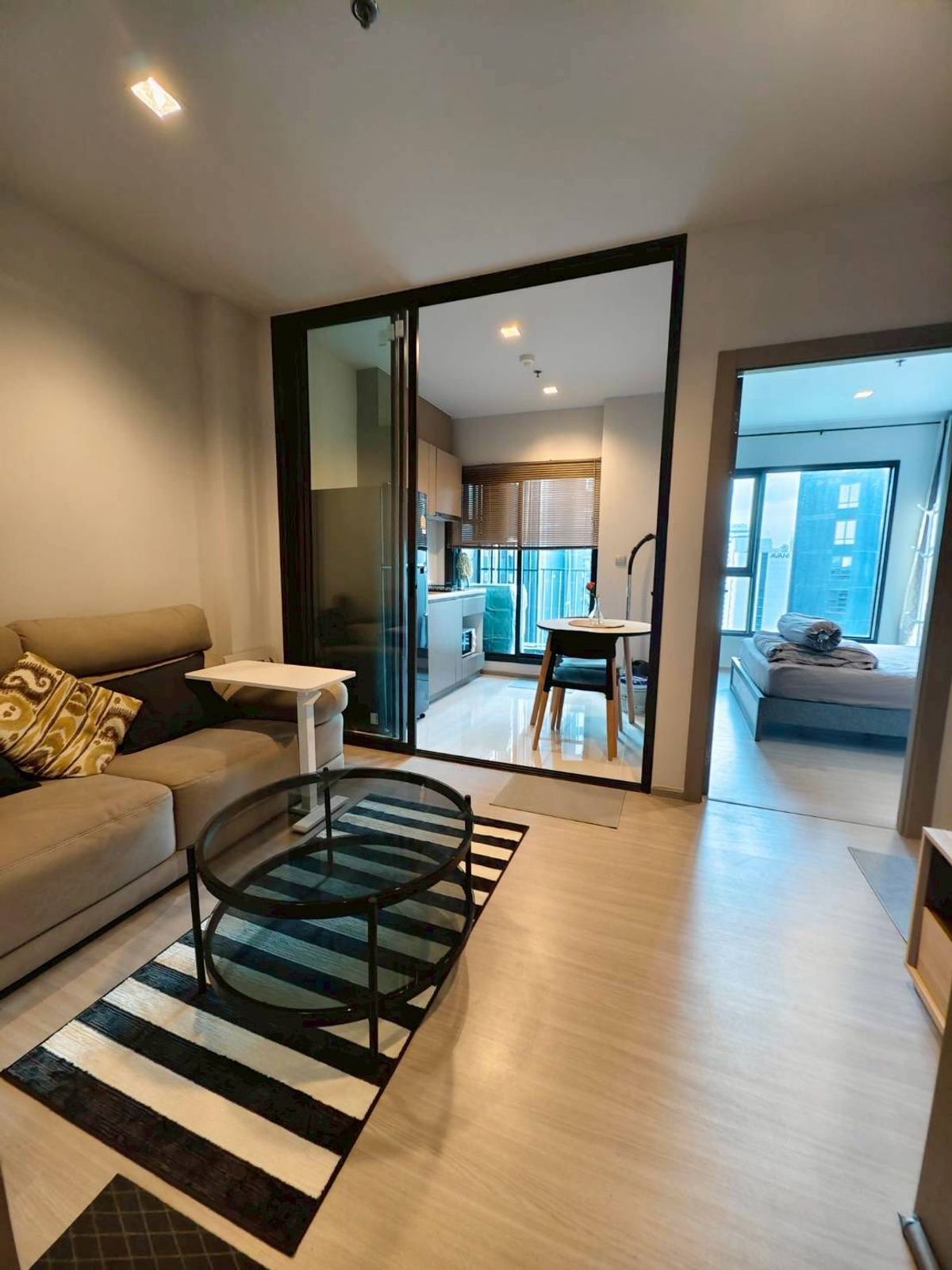 For RentCondoRama9, Petchburi, RCA : Rent RR749 Life Asoke Rama9. Beautiful room, complete furniture near Rama 9 MRT.