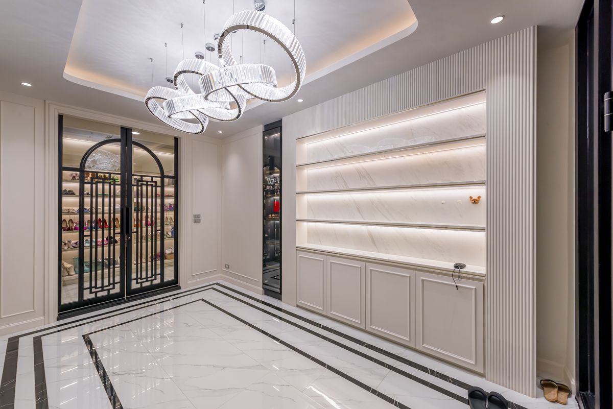 ขายทาวน์โฮมสาทร นราธิวาส : บ้านหรูบนถนนเจริญกรุง ขายถูกมาก ตกแต่งใหม่หมดทั้งหลังสไตล์ Modern  3 ชั้น 2 ห้องนั่งเล่น พร้อมลิฟต์และที่จอดรถ ใกล้ MRT หัวลำโพงและขึ้นทางด่วน 