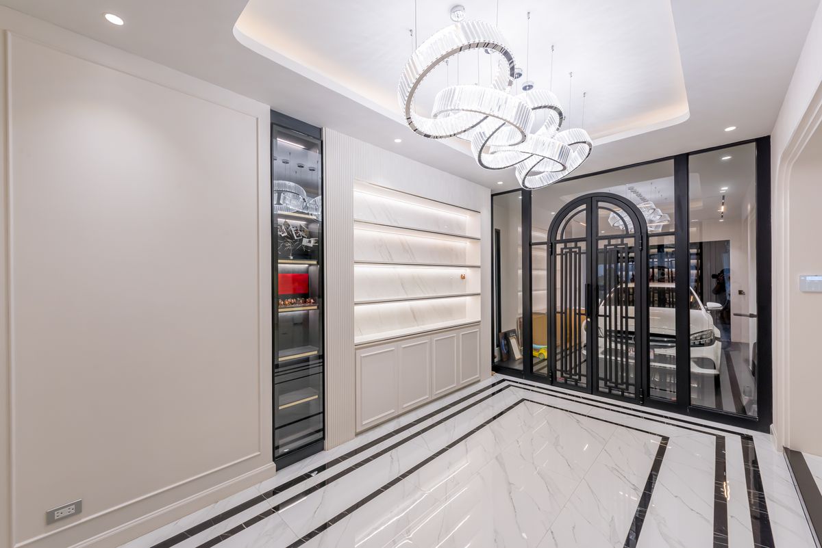 ขายทาวน์โฮมสาทร นราธิวาส : บ้านหรูบนถนนเจริญกรุง ขายถูกมาก ตกแต่งใหม่หมดทั้งหลังสไตล์ Modern  3 ชั้น 2 ห้องนั่งเล่น พร้อมลิฟต์และที่จอดรถ ใกล้ MRT หัวลำโพงและขึ้นทางด่วน 