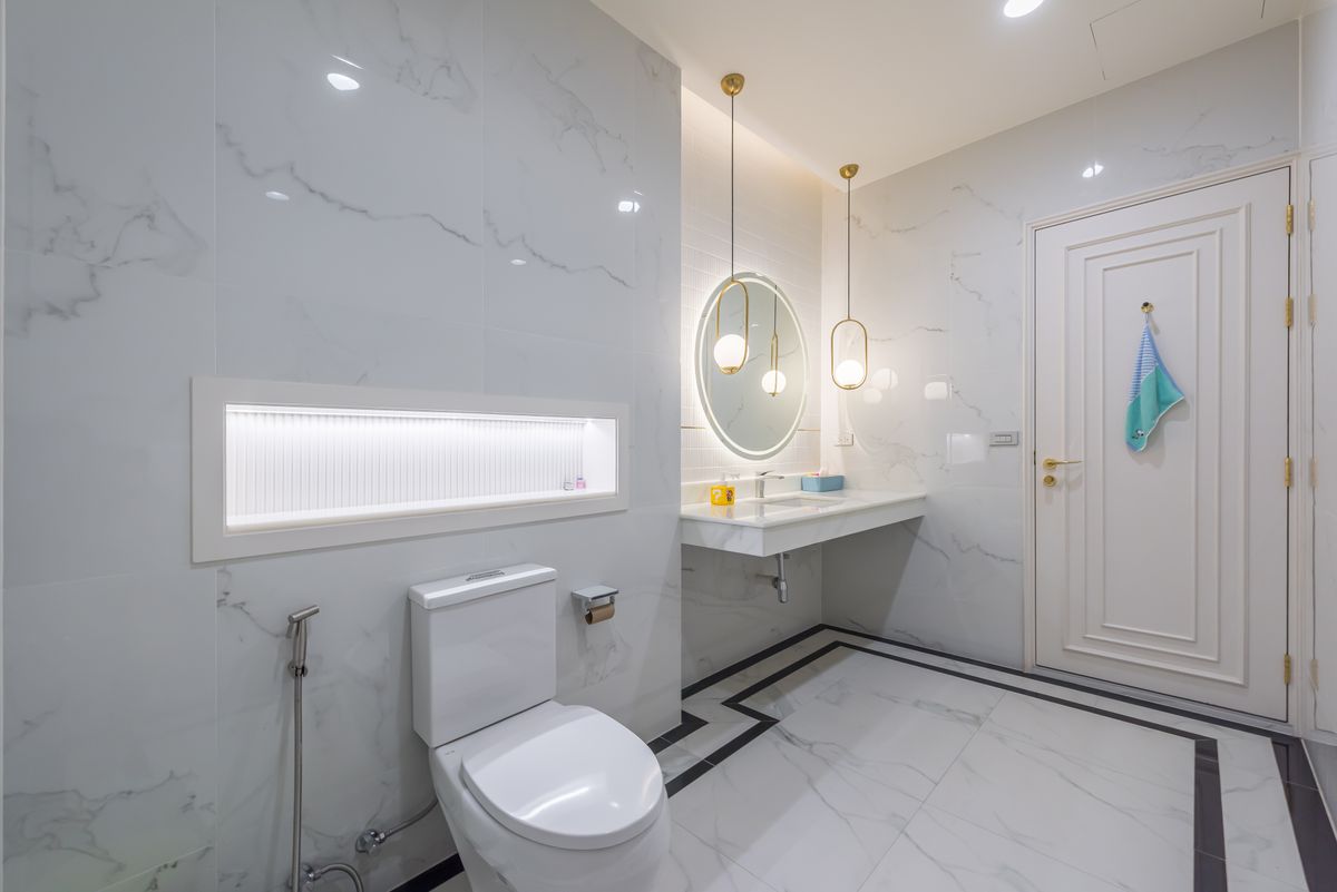 ขายทาวน์โฮมสาทร นราธิวาส : บ้านหรูบนถนนเจริญกรุง ขายถูกมาก ตกแต่งใหม่หมดทั้งหลังสไตล์ Modern  3 ชั้น 2 ห้องนั่งเล่น พร้อมลิฟต์และที่จอดรถ ใกล้ MRT หัวลำโพงและขึ้นทางด่วน 