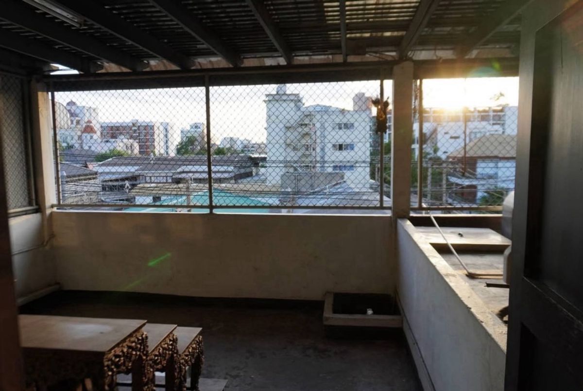 For RentShop HouseSukhumvit, Asoke, Thonglor : 3 -storey building for rent on Ekkamai Road, Sukhumvit, near the BTS. There is a nearby parking.