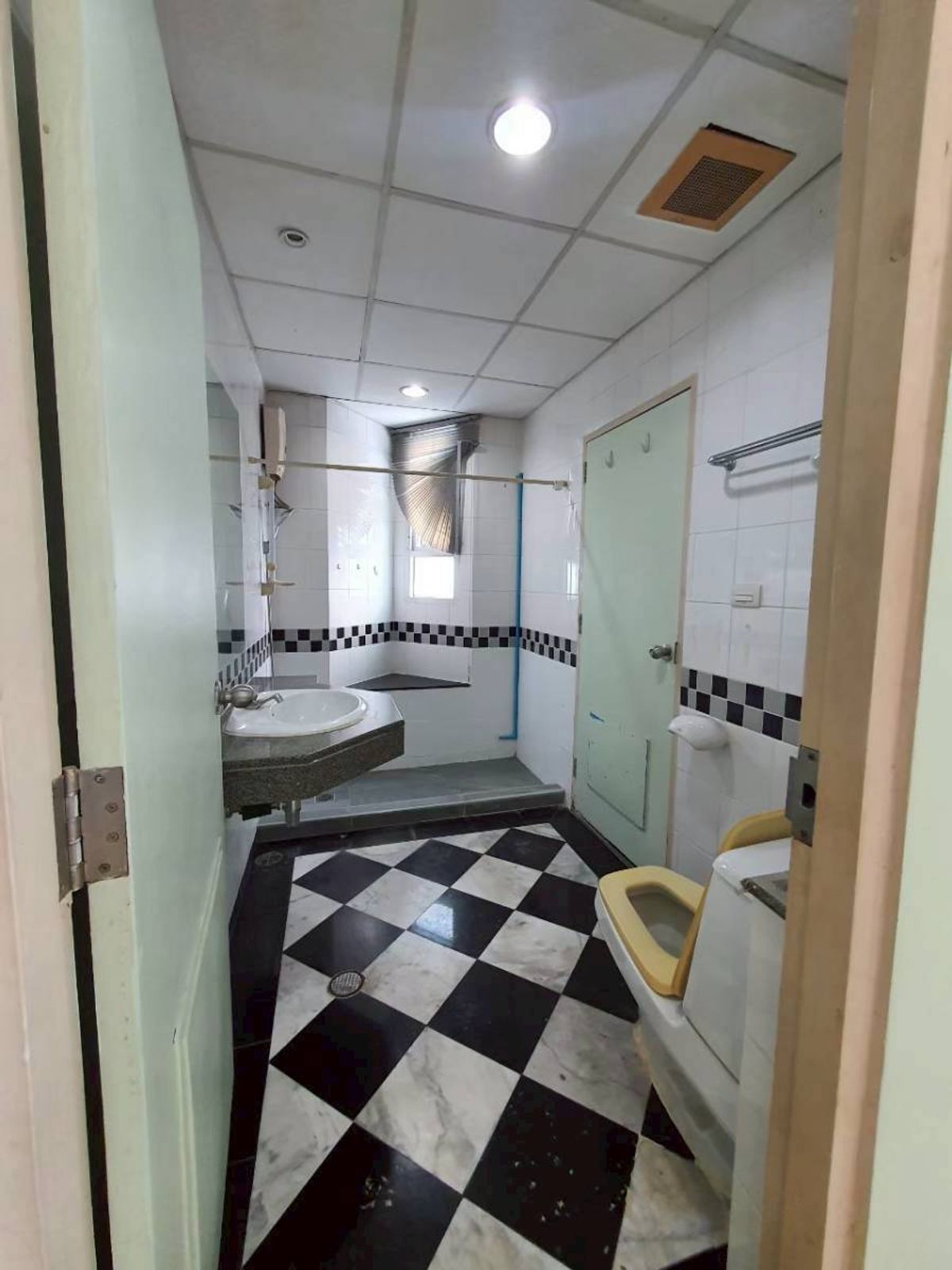 ขายคอนโดราชเทวี พญาไท : Good Deal! ดีที่สุดในโครงการ สภาพดีมาก เจ้าของอยากขาย ใกล้รฟฟ พญาไท และราชเทวี เพียงไม่กี่นาทีถึงใจกลางเมือง ใกล้สยา จุฬา ออกทางด่วนง่าย เดินทางสะดวก ห้ามพลาด! สนใจติดต่อ 0876358339 