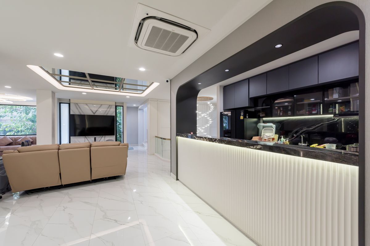 ขายทาวน์โฮมสาทร นราธิวาส : บ้านหรูบนถนนเจริญกรุง ขายถูกมาก ตกแต่งใหม่หมดทั้งหลังสไตล์ Modern  3 ชั้น 2 ห้องนั่งเล่น พร้อมลิฟต์และที่จอดรถ ใกล้ MRT หัวลำโพงและขึ้นทางด่วน 