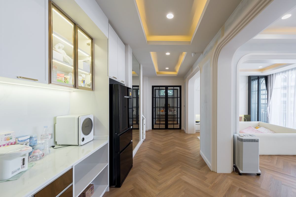 ขายทาวน์โฮมสาทร นราธิวาส : บ้านหรูบนถนนเจริญกรุง ขายถูกมาก ตกแต่งใหม่หมดทั้งหลังสไตล์ Modern  3 ชั้น 2 ห้องนั่งเล่น พร้อมลิฟต์และที่จอดรถ ใกล้ MRT หัวลำโพงและขึ้นทางด่วน 