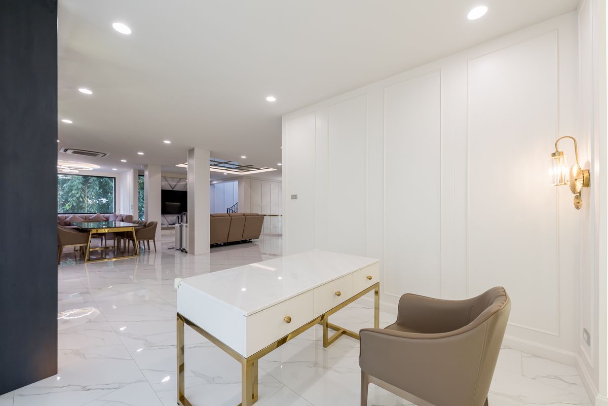 ขายทาวน์โฮมสาทร นราธิวาส : บ้านหรูบนถนนเจริญกรุง ขายถูกมาก ตกแต่งใหม่หมดทั้งหลังสไตล์ Modern  3 ชั้น 2 ห้องนั่งเล่น พร้อมลิฟต์และที่จอดรถ ใกล้ MRT หัวลำโพงและขึ้นทางด่วน 