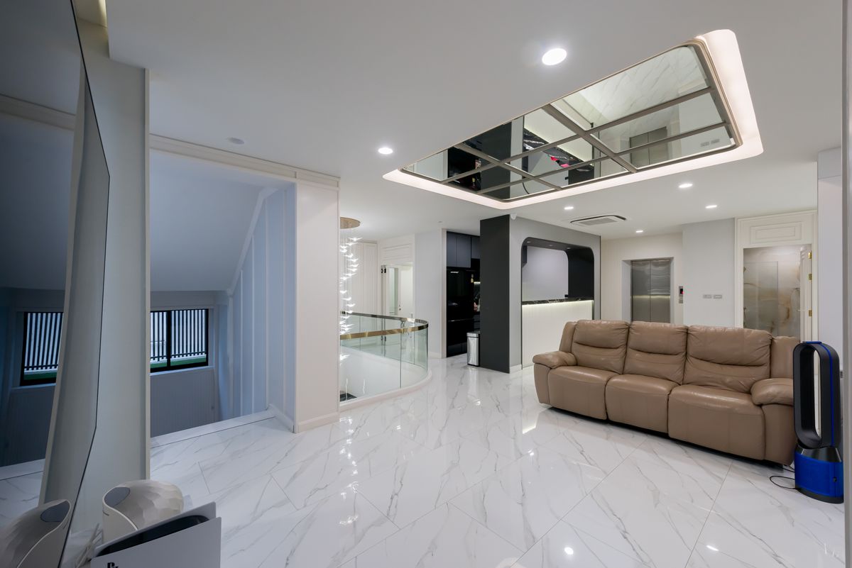 ขายทาวน์โฮมสาทร นราธิวาส : บ้านหรูบนถนนเจริญกรุง ขายถูกมาก ตกแต่งใหม่หมดทั้งหลังสไตล์ Modern  3 ชั้น 2 ห้องนั่งเล่น พร้อมลิฟต์และที่จอดรถ ใกล้ MRT หัวลำโพงและขึ้นทางด่วน 