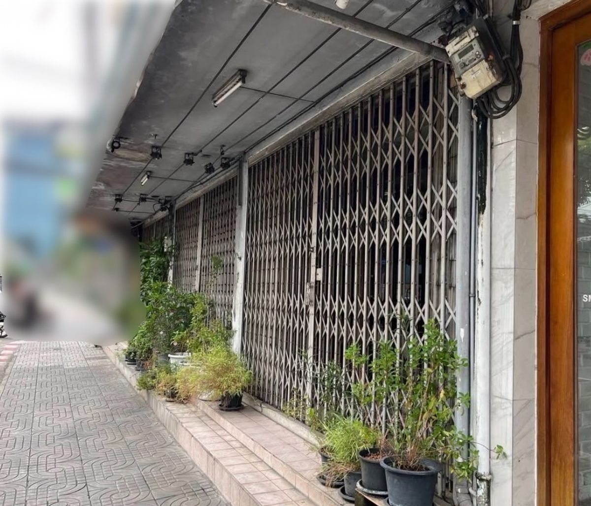 For RentShop HouseSukhumvit, Asoke, Thonglor : 3 -storey building for rent on Ekkamai Road, Sukhumvit, near the BTS. There is a nearby parking.