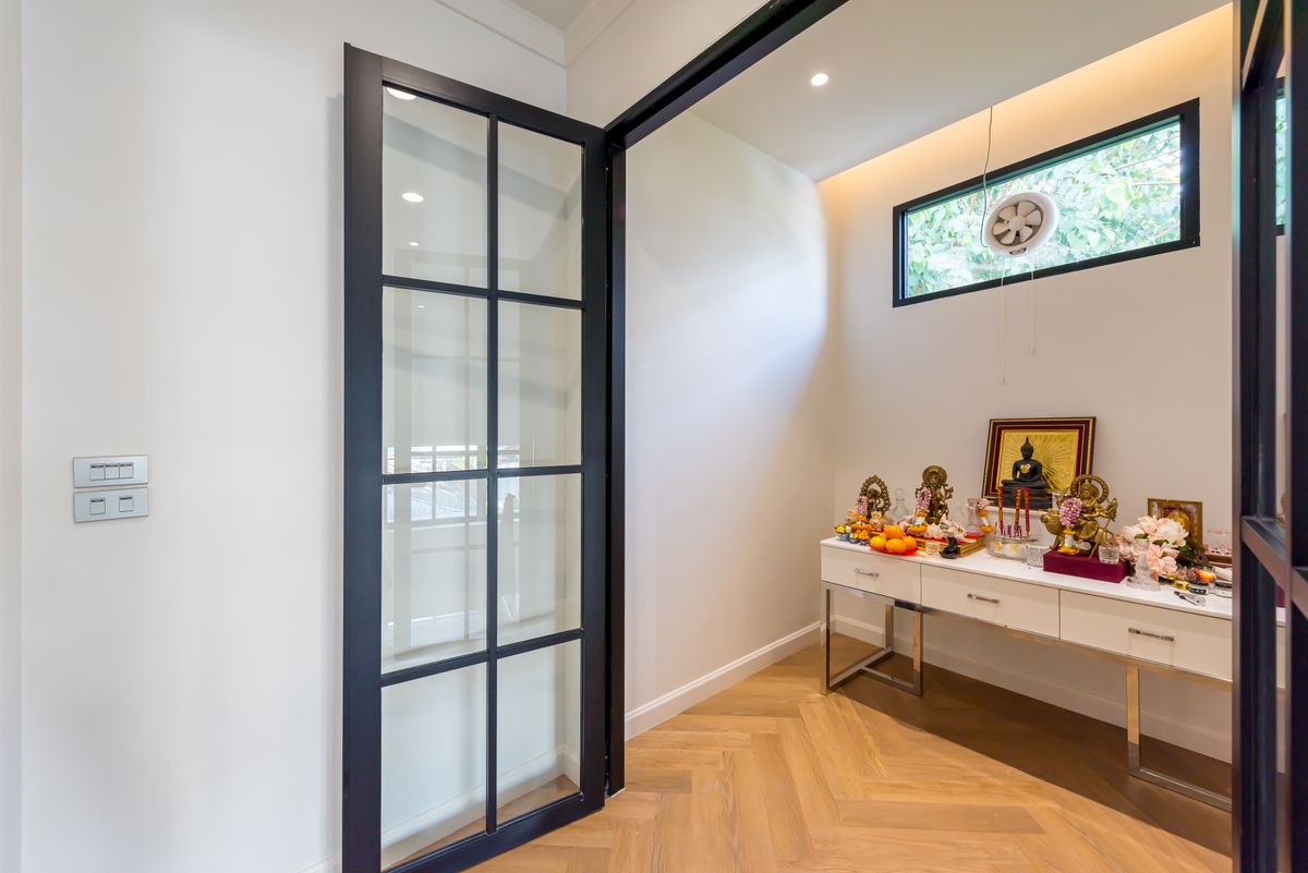 ขายทาวน์โฮมสาทร นราธิวาส : บ้านหรูบนถนนเจริญกรุง ขายถูกมาก ตกแต่งใหม่หมดทั้งหลังสไตล์ Modern  3 ชั้น 2 ห้องนั่งเล่น พร้อมลิฟต์และที่จอดรถ ใกล้ MRT หัวลำโพงและขึ้นทางด่วน 