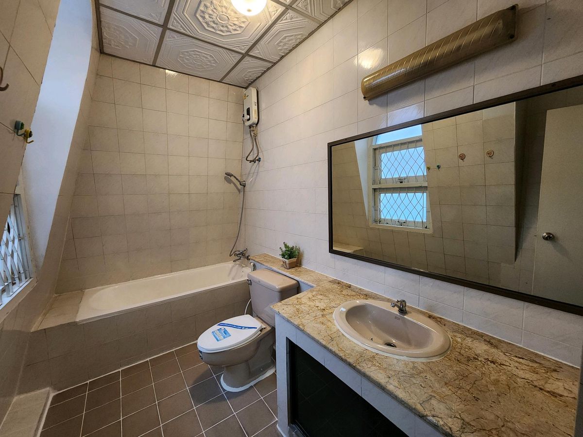 For RentOnnut, Udomsuk : Semi-detached house for rent Onnut 39. Near Yellow Line BTS.