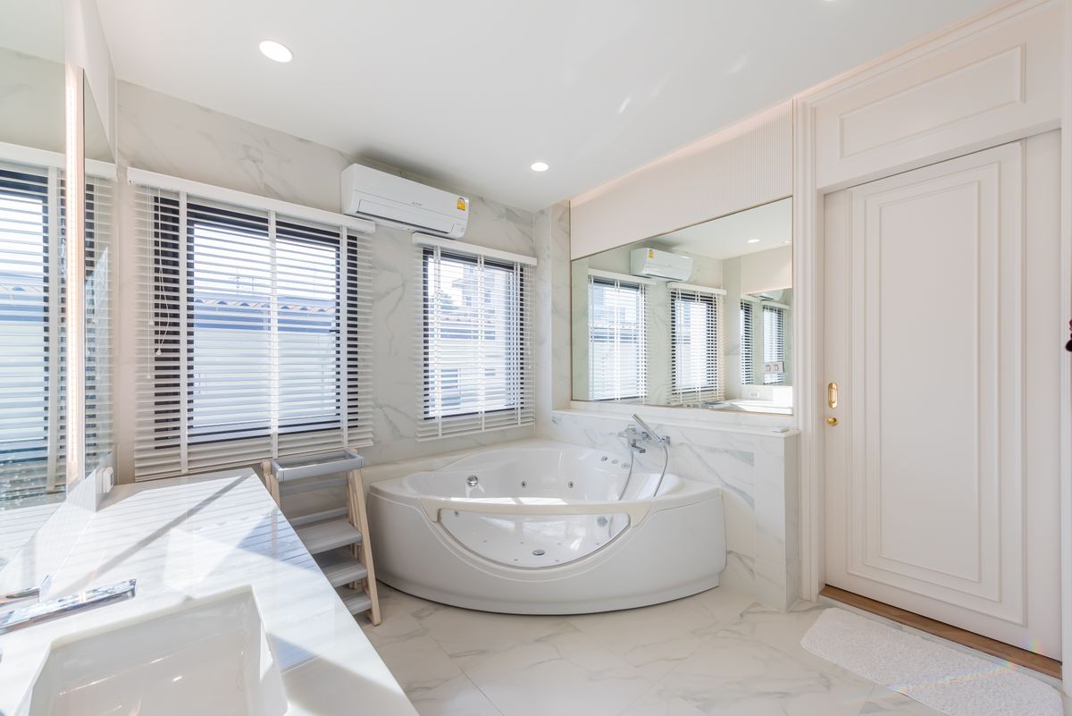 ขายทาวน์โฮมสาทร นราธิวาส : บ้านหรูบนถนนเจริญกรุง ขายถูกมาก ตกแต่งใหม่หมดทั้งหลังสไตล์ Modern  3 ชั้น 2 ห้องนั่งเล่น พร้อมลิฟต์และที่จอดรถ ใกล้ MRT หัวลำโพงและขึ้นทางด่วน 