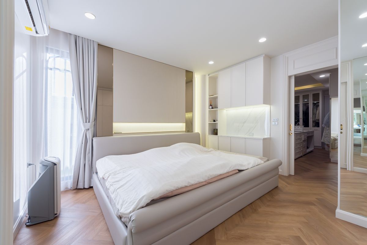 ขายทาวน์โฮมสาทร นราธิวาส : บ้านหรูบนถนนเจริญกรุง ขายถูกมาก ตกแต่งใหม่หมดทั้งหลังสไตล์ Modern  3 ชั้น 2 ห้องนั่งเล่น พร้อมลิฟต์และที่จอดรถ ใกล้ MRT หัวลำโพงและขึ้นทางด่วน 