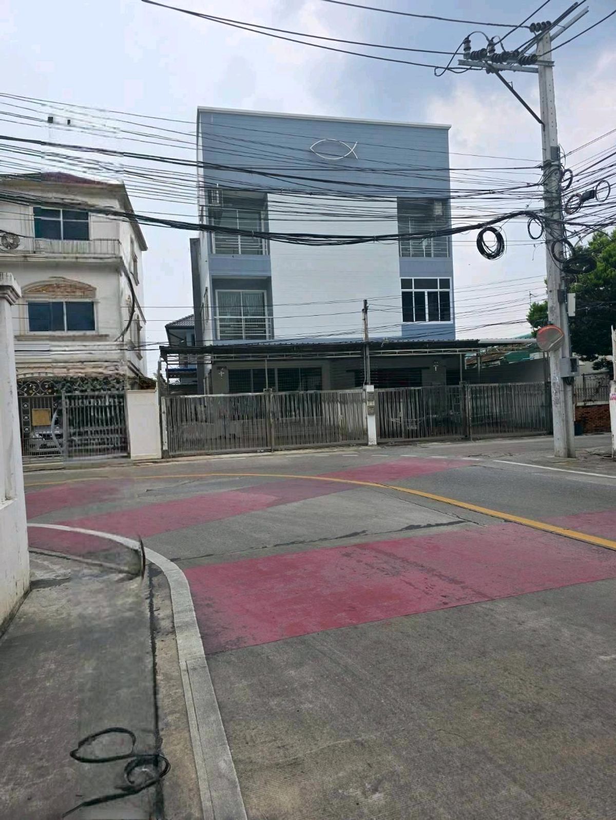 ให้เช่าบ้านรัชดา ห้วยขวาง : 📍 ทำเลดี เดินทางสะดวก ใกล้ MRT ห้วยขวาง, RCA, รัชดาภิเษก, เลียบ
ด่วน ซอย ประชาอุทิศ 19 แขวงสามเสนนอก เขตห้วยขวาง กรุงเทพมหานคร 10310