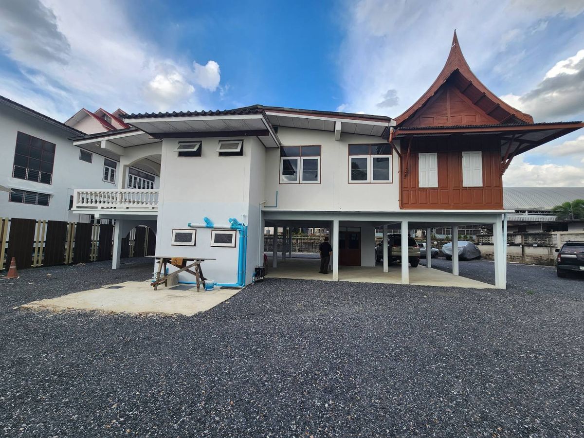 For RentHouseMin Buri, Romklao : Heathfield International School 1.0 km. MRT Sammakorn 1 km. TriamUdomnomklao Sch 500m. 2-storey det