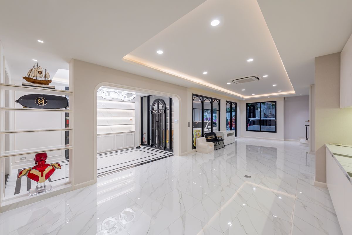 ขายทาวน์โฮมสาทร นราธิวาส : บ้านหรูบนถนนเจริญกรุง ขายถูกมาก ตกแต่งใหม่หมดทั้งหลังสไตล์ Modern  3 ชั้น 2 ห้องนั่งเล่น พร้อมลิฟต์และที่จอดรถ ใกล้ MRT หัวลำโพงและขึ้นทางด่วน 