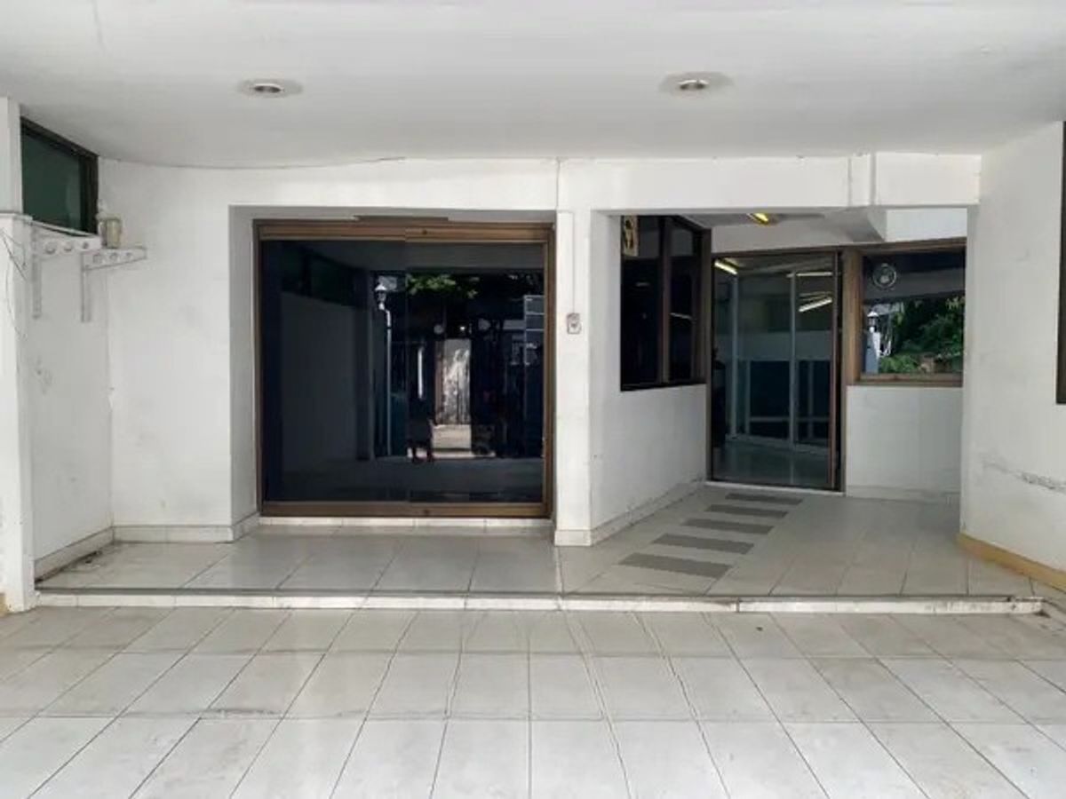 For RentShop HouseSukhumvit, Asoke, Thonglor : Commercial building / 3 -story office, Sukhumvit 16, near BTS Asoke / Phrom Phong (living area 400 sq.m.)